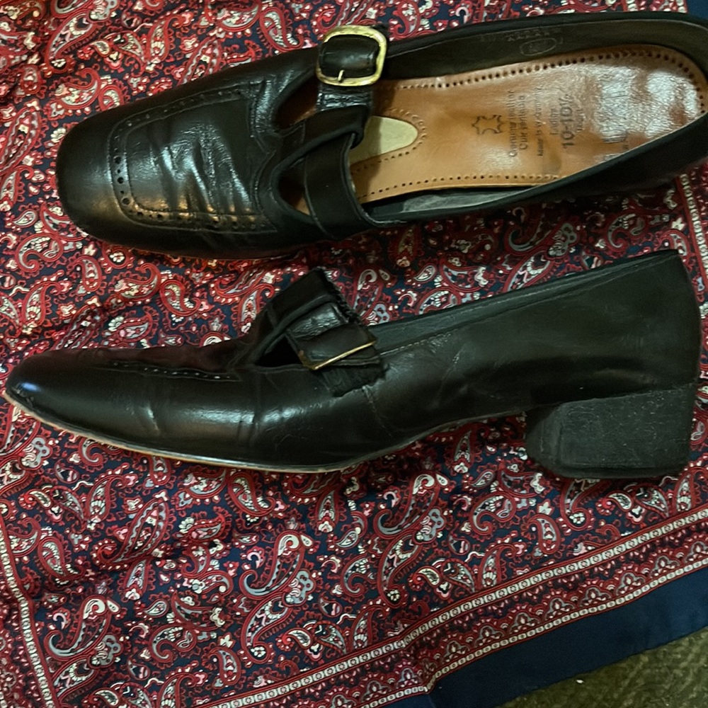 Size 10-10.5. Women’s black vintage pump